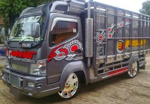 Truck Canter Mania Wallpaper